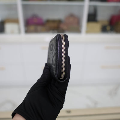 Gucci GG Embossed Leather Zip Around Wallet In Black