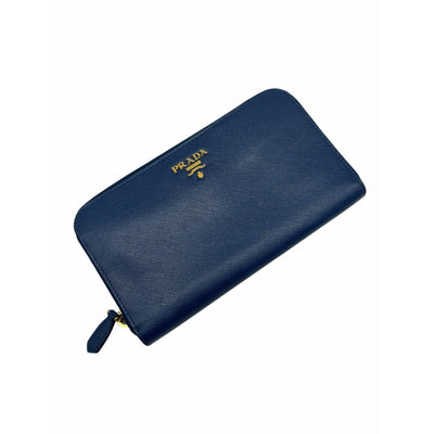 Cartera de piel azul Prada con cremallera dorada