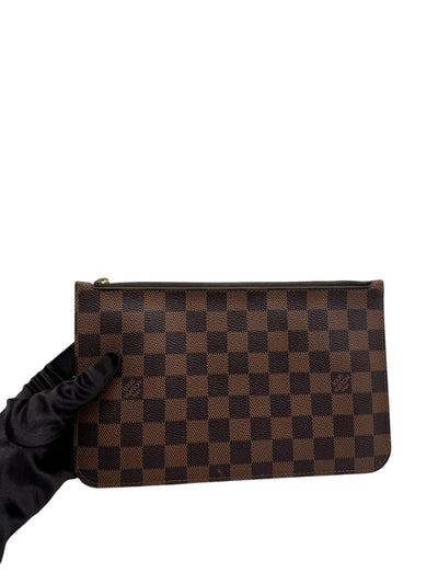 Clutch grande con monograma de Louis Vuitton