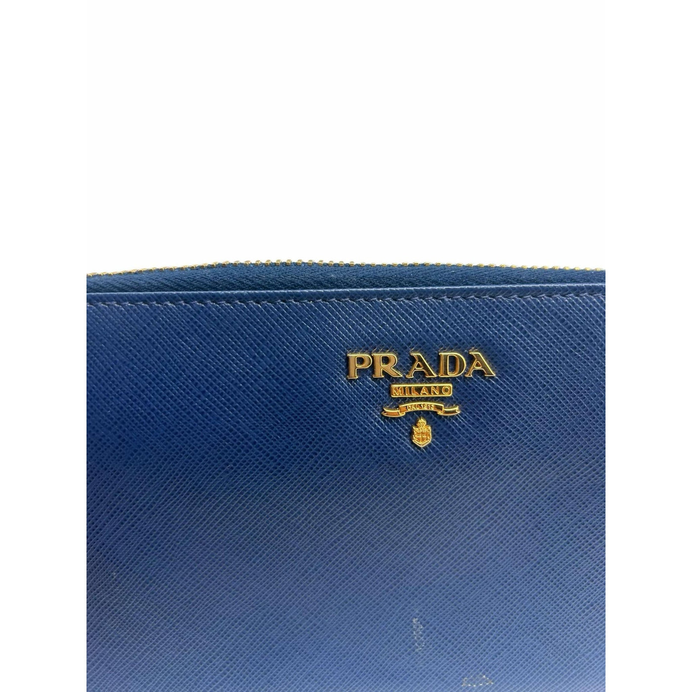 Cartera de piel azul Prada con cremallera dorada