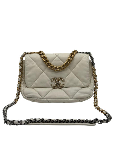 Bolso de mano con solapa CHANEL 19 en color crema